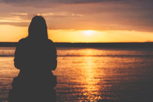 Frau am Meer bei Sonnenuntergang – Stimmungsbild Borderline Persönlichkeitsstörung